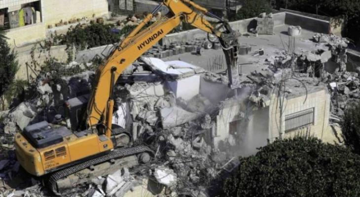 جرافات الاحتلال تهدم مبنى سكنيا في العيساوية.jpg