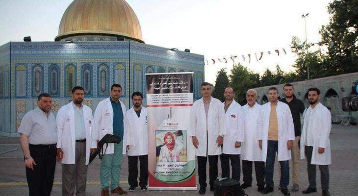 بالصور: الأطباء الفلسطينيون في تركيا يؤبّنون زميلتهم الشهيدة المسعفة رزان النجار 