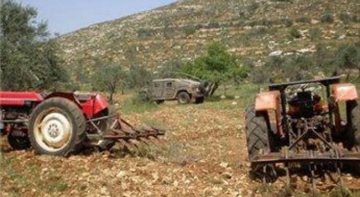 الخليل: الاحتلال يعتقل 3 مواطنين ويستولي على جرار زراعي في مسافر يطا