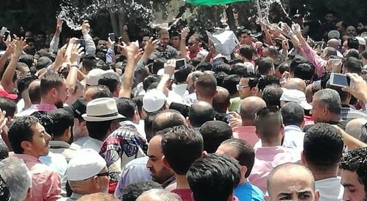 بالفيديو والصور: تشييع جثمان الشهيد محمد الجووادة في عمّان بمشاركة الآلاف