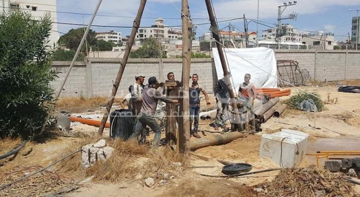 بالصور: حفر بئر مياه في مديرية الخدمات الطبية بمجمع أنصار غرب غزة