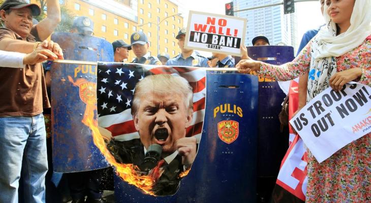 إحراق صور "ترامب" وأعلام إسرائيل أمام مقر سفارة أمريكا بإندونيسيا