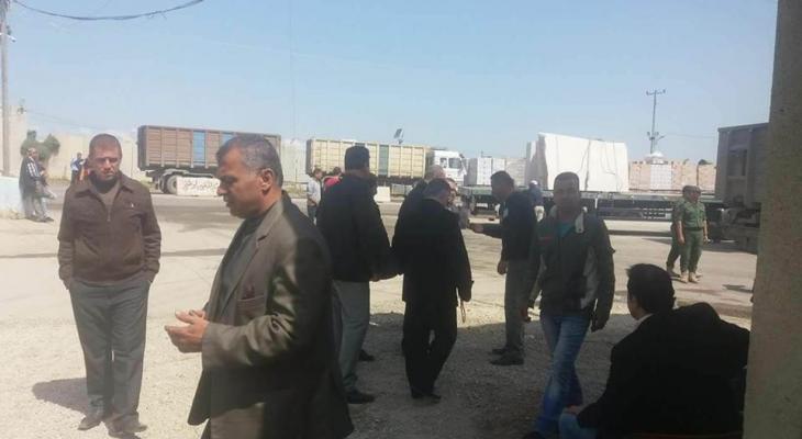 بالصور: موظفو "الزراعة والاقتصاد" يُضربون عن العمل في معبر أبو سالم