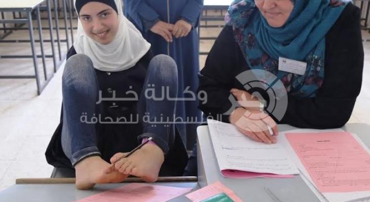 طالبة "بدون يدين" تتحدى الإعاقة وتتقدم امتحانات الثانوية العامة بغزة