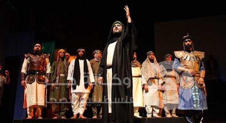 فنانون عراقيون يقدمون عملا مسرحيا على خشبة إحدى دور العرض