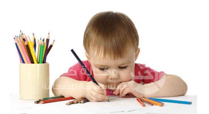 طفل يكتب