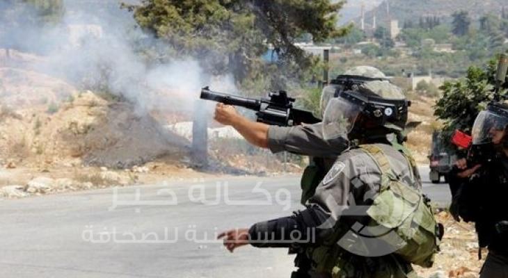 جنود الاحتلال يطلقون قنابل الغاز