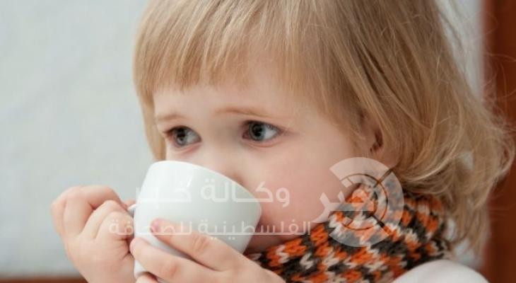 طفل يشرب شاي 