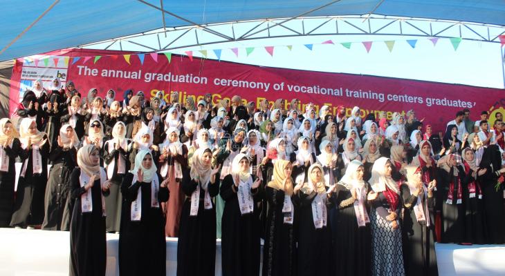 غزة: وزارة "العمل" تنظم احتفالية تخرج 430 طالب مهني من مراكز التدريب المهني