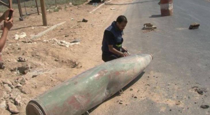 تفكيك صاروخ من مخلفات الحرب شرق غزة