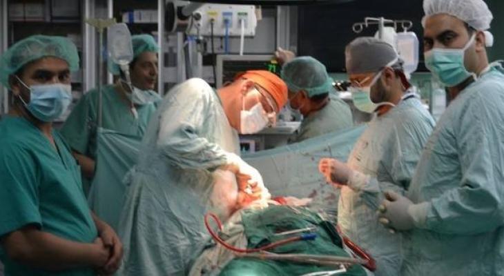 الخدمة العامة تجري عمليات جراحية طارئة لمرضى محولين من وزارة الصحة بغزة