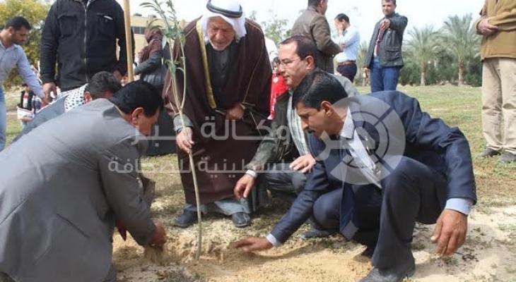 بالصور: بغرس الأشجار.. إحياء يوم الأرض في خانيونس جنوب القطاع