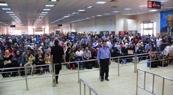 الاحتلال يمنع 9 فلسطينين من السفر عبر "الكرامة"