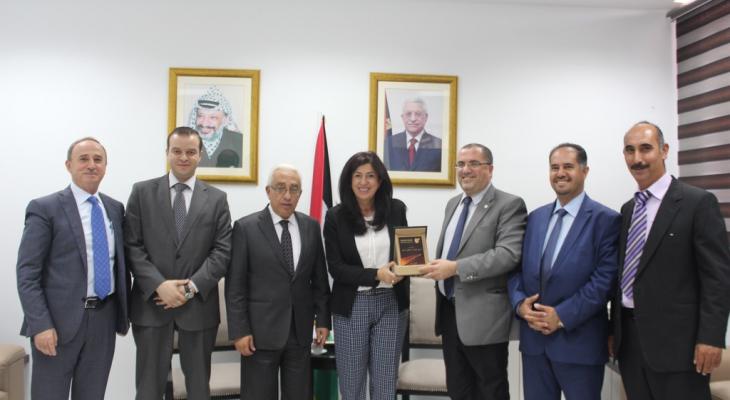 وزيرة الاقتصاد وملتقى رجال الأعمال الأردني الفلسطيني يبحثان التعاون المشترك.JPG