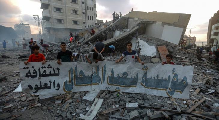صحيفة عبرية تكشف عن هدف إسرائيل من قصف مركز المسحال الثقافي والأحياء السكنية 