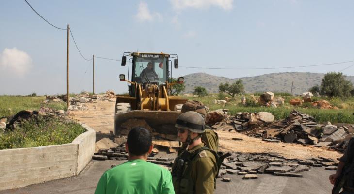 الخليل: قوات الاحتلال تستولي على جرافة ومركبة تابعة لبلدية بيت أمر 