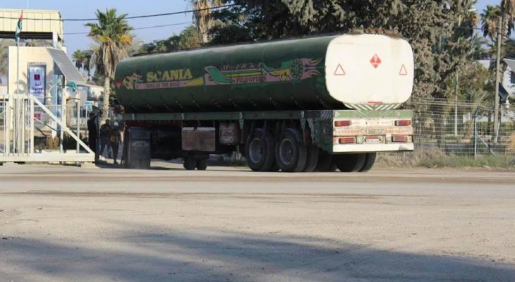 بالصور: وصول 10 شاحنات محملة بالوقود المصري إلى قطاع غزة