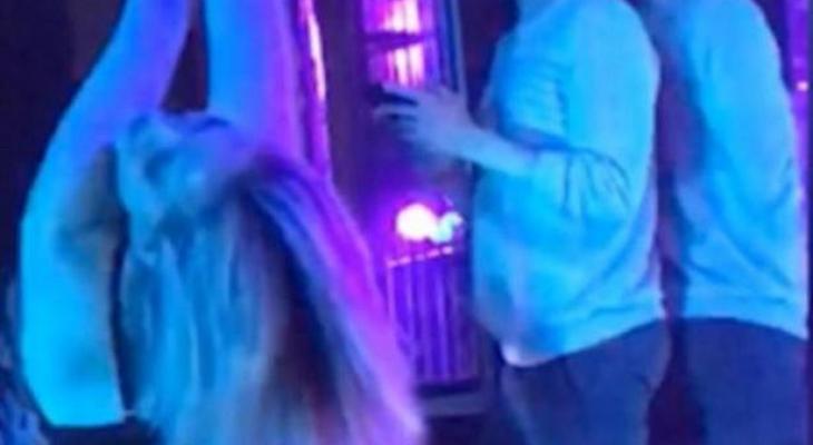 بالفيديو : ممثلة مشهورة بحالة سكر تتحول إلى راقصة تعرٍ!