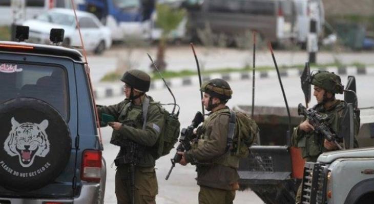 الاحتلال يعتقل فلسطينياً بحوزته "سلاح" بـجنين