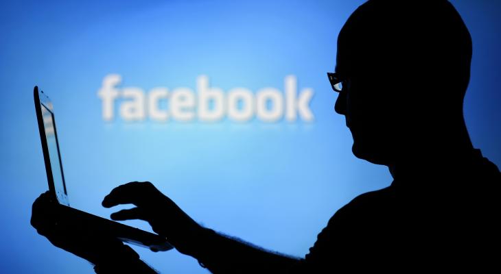القبض على شخص هدد فتاة بنشر محادثتها على "فيسبوك"