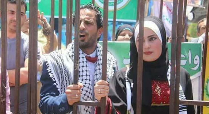 بالصور: عروسان من غزة يعقدان قرانهما في خيمة التضامن مع الأسرى بساحة السريا