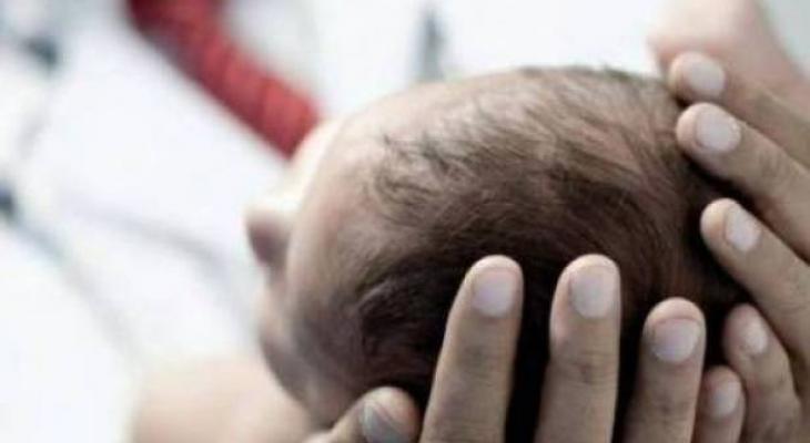 بالصورة: فنان مصري على مشارف الخمسين من عمره يرزق بطفله الأول.. من هو وما اسمه!؟