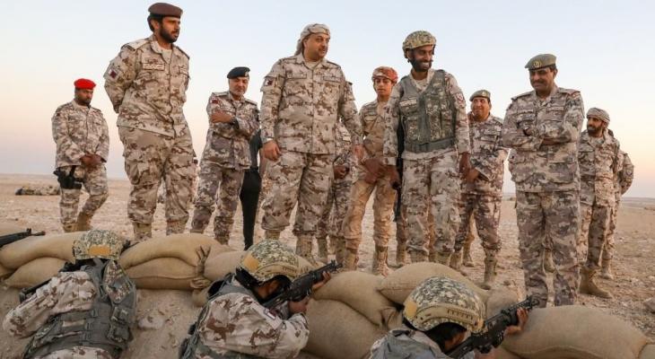 وزير قطري بالزي العسكري على الحدود السعودية