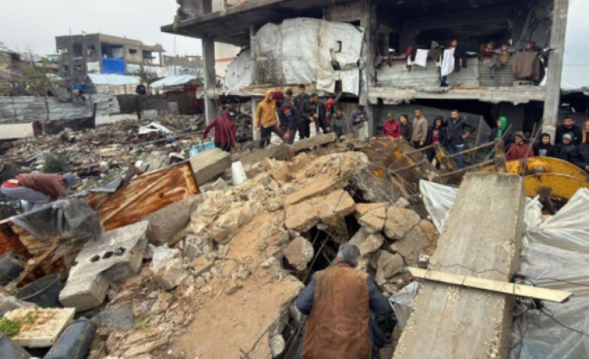 الدفاع المدني ينتشل 30 شهيدًا من عائلة سالم غرب غزة 