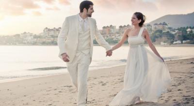 Bride-Groom-Running-on-Beach-980x498