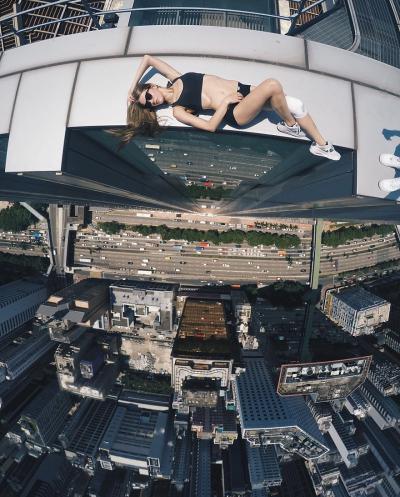 girl-takes-best-riskiest-selfies-ever-2