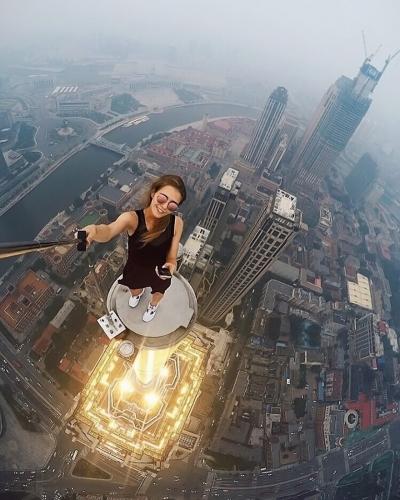 girl-takes-best-riskiest-selfies-ever-1