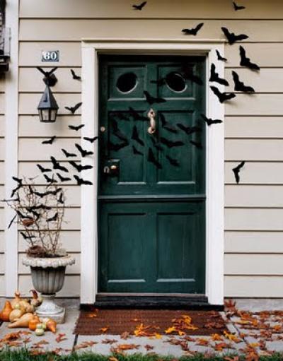 halloween-decor-ideas-entryway-front-door-fall-bats-remodelaholic.com_