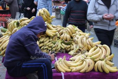 بائع موز في سوق غزة 