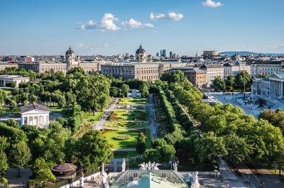 wientourismus-christian-stemper-view-of-the-volksgarten-museums-and-parliament