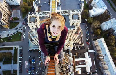 girl-takes-best-riskiest-selfies-ever-7