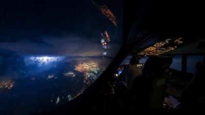 _95132137_boeing-747-cockpit-night-thunderstorm-weather-pilot-crew-vanheijst_1600px.jpg