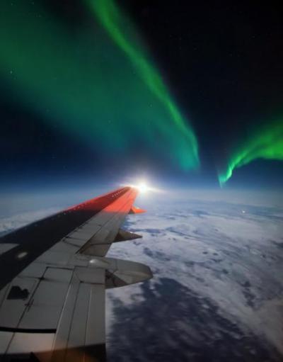 _95132098_aurora-borealis-northern-lights-737-wing-alaska_1600px.jpg