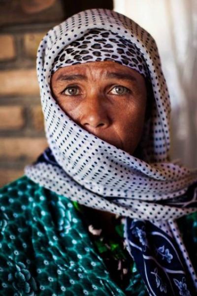 through-my-camera-i-try-to-dive-into-their-eyes-because-their-eyes-will-always-say-an-interesting-story-376x564.jpg