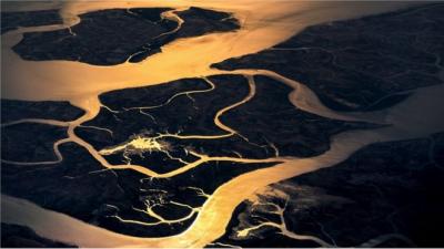 _95132140_pakistan-sanctuary-rivers-water-reflection-islands-gold-sunlight-vanheijst_1600px.jpg