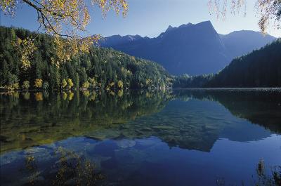 oetztal-tourismus-lake-piburg-in-autumn