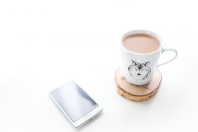 coffee-mug-smartphone-desk