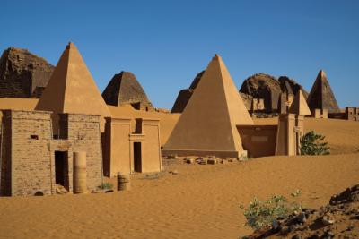 o-NUBIAN-PYRAMIDS-570_3_652247