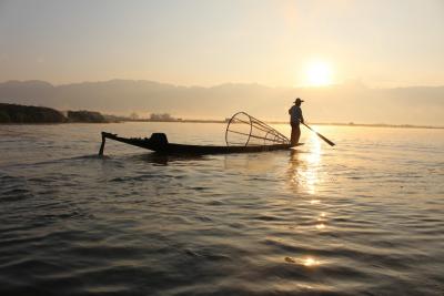 fisherman-boat-inle-lake-myanmar-60706-large