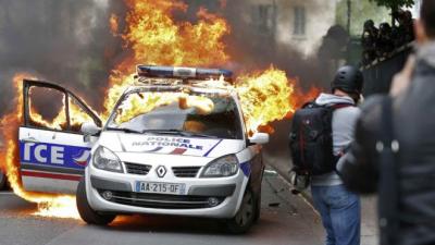 _93125581_france_paris_apolicecarburnsduringademonstrationagainstpoliceviolenceandagainstfrenchlabourlawreforminparisfr