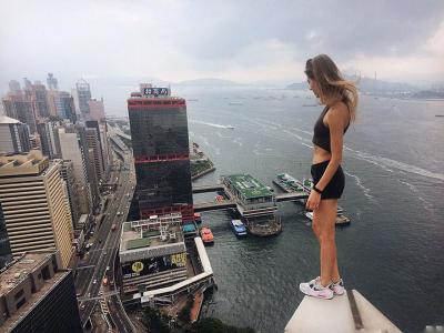 girl-takes-best-riskiest-selfies-ever-8