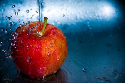 Apple-Fruit-Water-Wallpaper-HD-1024x680