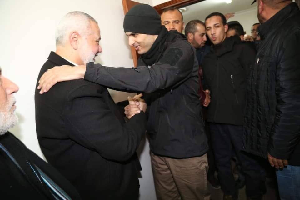 بالصور والأسماء: وصول 8 محتجزين بالجانب المصري إلى غزّة عبر معبر رفح