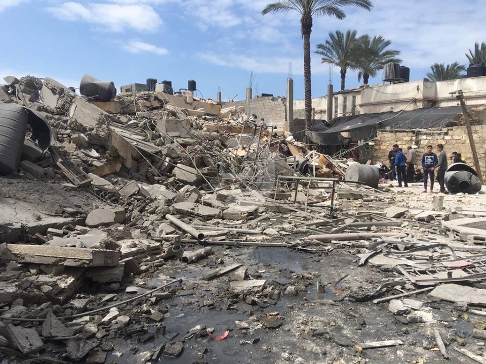 شاهد بالفيديو: عدسة وكالة "خبر" ترصد مخلفات الدمار بعد قصف مبانِ سكنية بغزّة