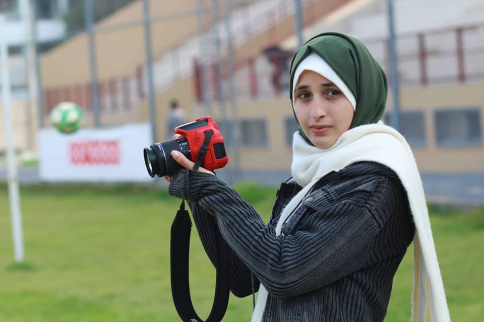 شاهد: أصغر صحفية رياضية في غزّة تمارس هوايتها وتطمح بالوصول إلى العالمية