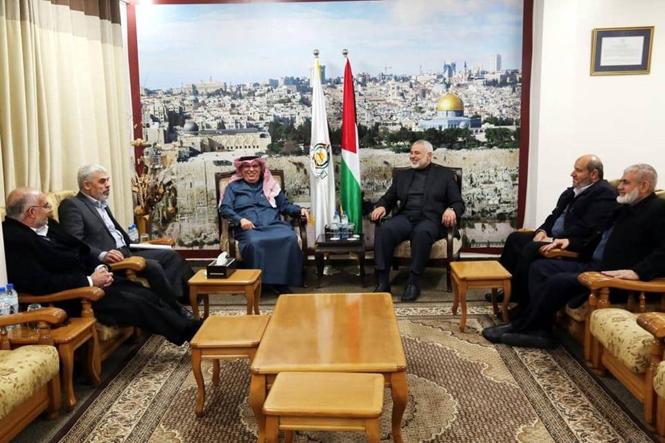 بالصور: هنية يلتقي العمادي في مكتبه بغزّة